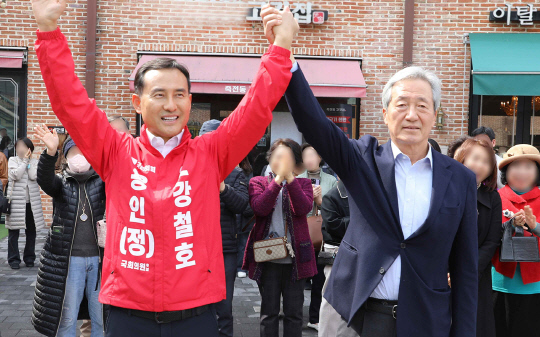 정몽준 아산재단 이사장이 27일 강철호 국민의힘 경기 용인정 후보 손을 잡아 들어올리며 응원과 격려를 보내고 있다. <강철호 국민의힘 후보 캠프 제공>